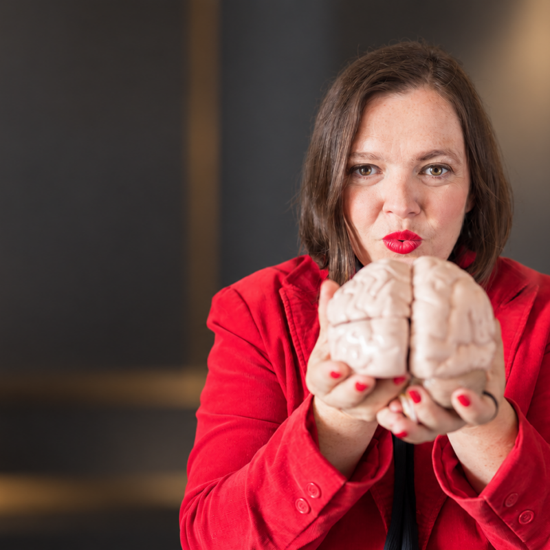 Petra Binder bei konzentrierter strategischer Arbeit zur Steigerung der kognitiven Leistungsfähigkeit