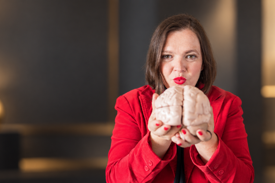 Petra Binder bei konzentrierter strategischer Arbeit zur Steigerung der kognitiven Leistungsfähigkeit