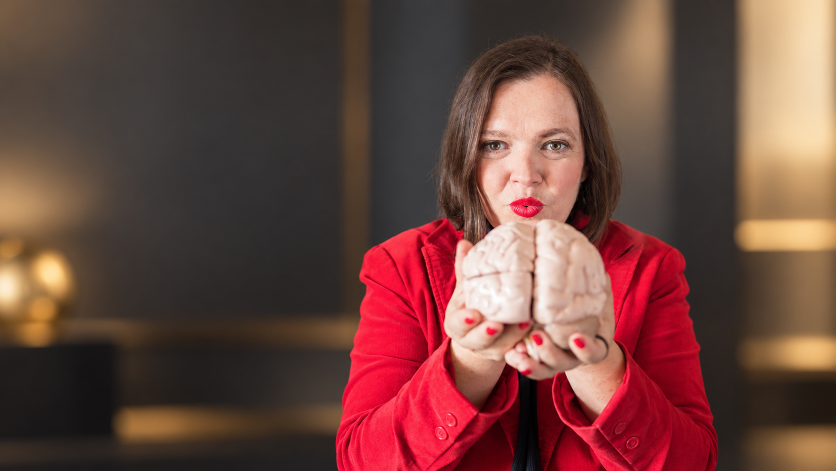 Petra Binder bei konzentrierter strategischer Arbeit zur Steigerung der kognitiven Leistungsfähigkeit