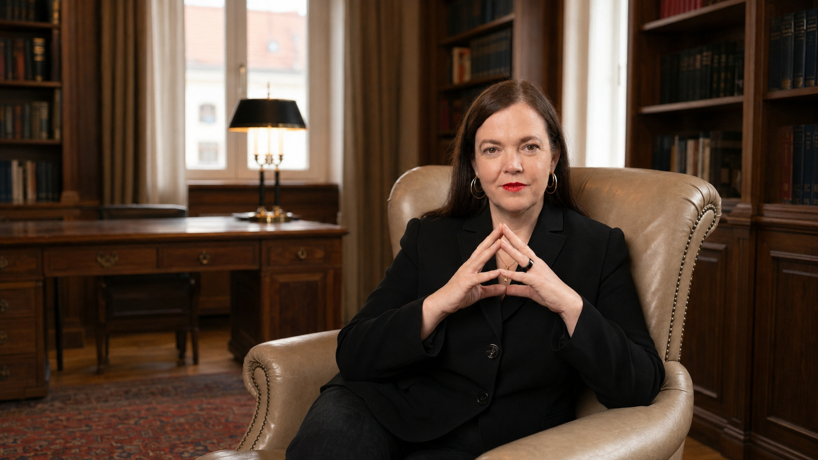 Petra Binder beim fokussierten Arbeiten am Schreibtisch zum Thema effektiv arbeiten als Unternehmer