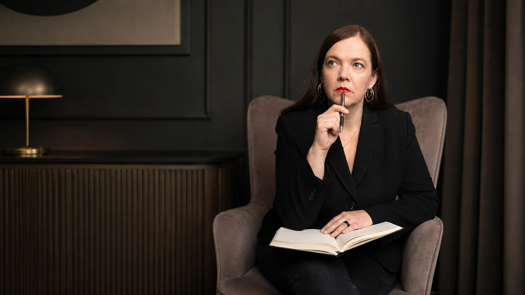 Petra Binder arbeitet konzentriert an einem Schreibtisch ohne digitale Ablenkungen